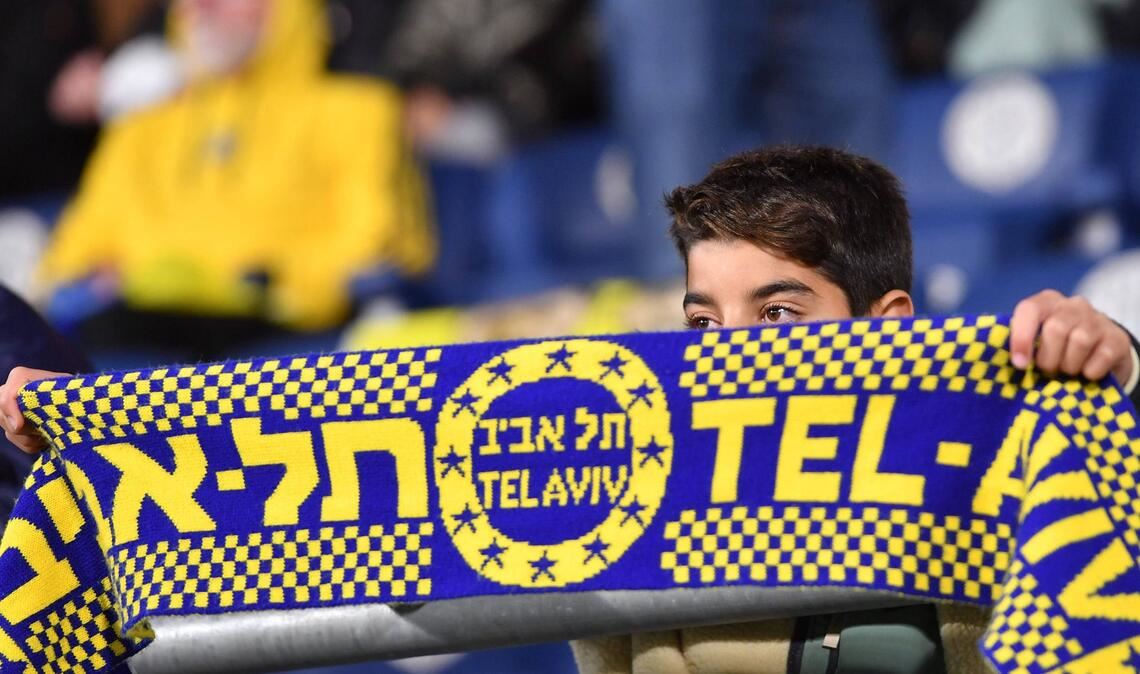 Ein Maccabi-Tel-Aviv-Fan – im Spiel gegen Aston Villa verzichtet der Verein auf sein Fankontingent (Archivfoto).