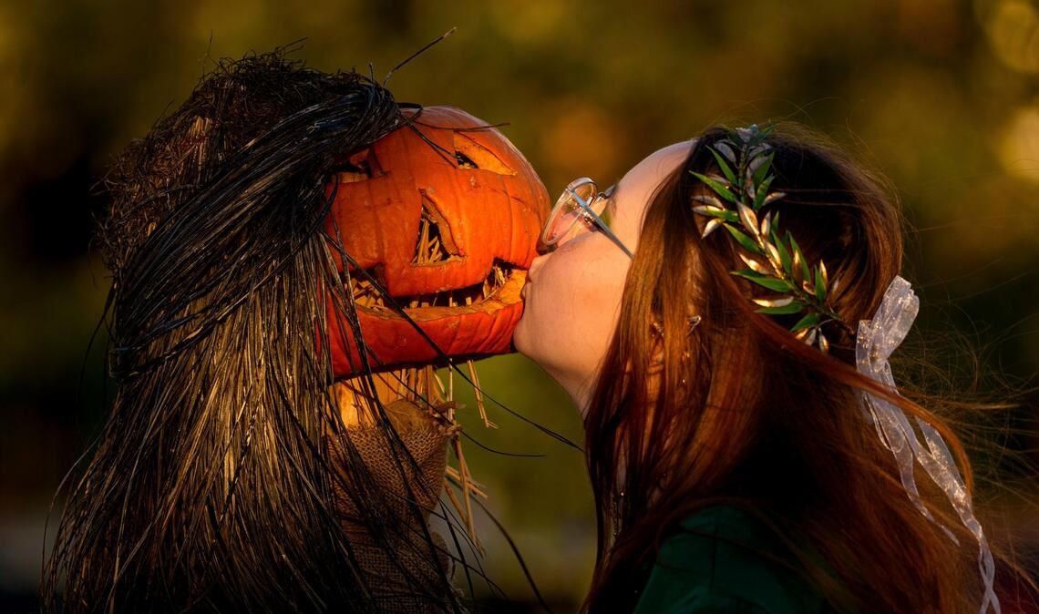 Bilder des Tages Ein Mädchen posiert für einen Freund und küsst einen Kürbis auf dem West Side Hallo Fest, dem größten Halloween-Festival des Landes, in Bukarest.