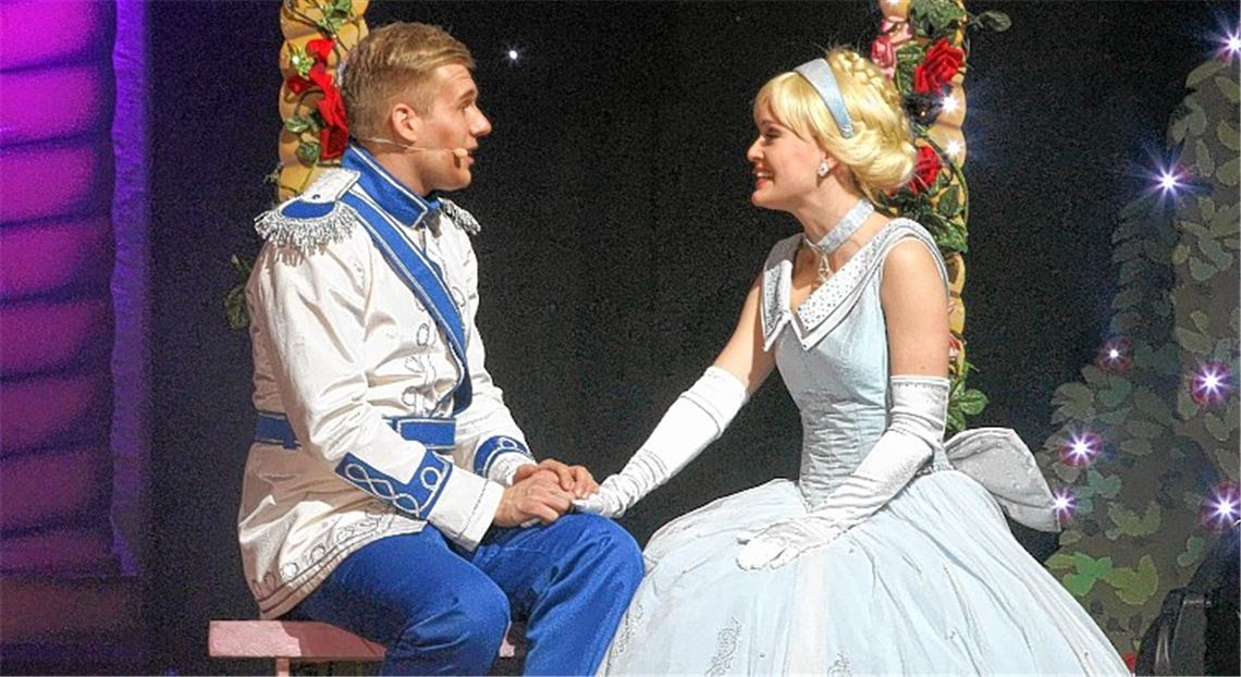 Ein Märchen mit eingängigen Melodien, überraschenden Ideen und einer Portion Kitsch. Am Ende wird alles gut: Cinderella und Prinz Fabian schmachten sich an.