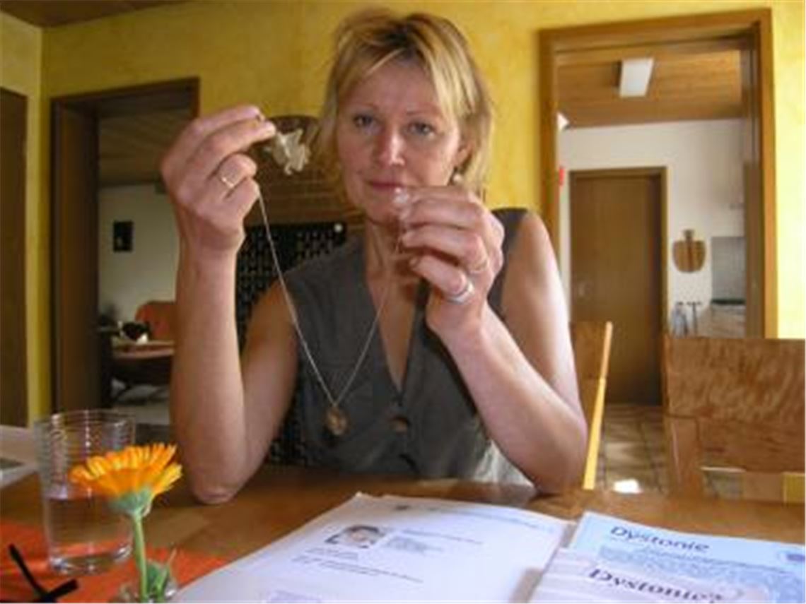 Ein Magnetverschluss ermöglicht, die Halskette zu schließen, was Ria Burrer sonst vor Schwierigkeiten stellen würde.
Foto: Becker