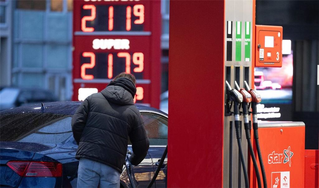 Ein Mann betankt an einer Tankstelle vor einer Preistafel ein Auto. Durch den Iran-Krieg und die damit verbundene Blockade der Straße von Hormus sind die Spritpreise in Deutschland deutlich angestiegen.