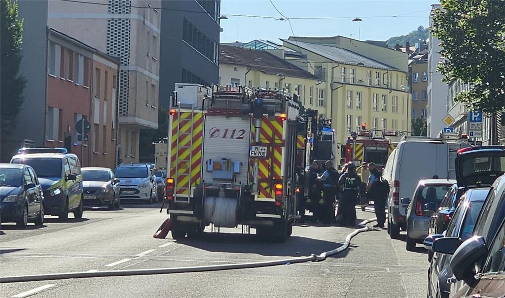 Ein Mann, der einen Brandsatz gegen Polizisten wirft, löst einen Großeinsatz in Pforzheim aus. Foto: Myroshnichenko