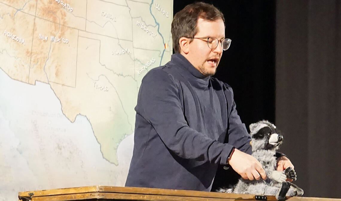 Ein Mann, ein Plüschtier und viel Kreativität – fertig ist das perfekte Kindertheater-Erlebnis im Uhlandbau. Foto: Bastian