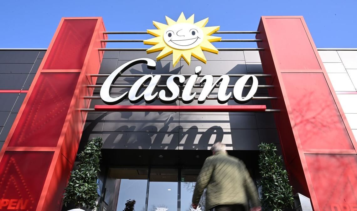 Ein Mann geht in eine Merkur-Spielothek, die sich Casino nennt.