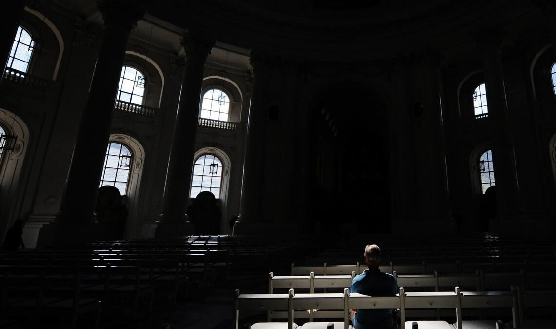 Ein Mann hält im Dom in Sankt Blasien im Schwarzwald  Andacht.
