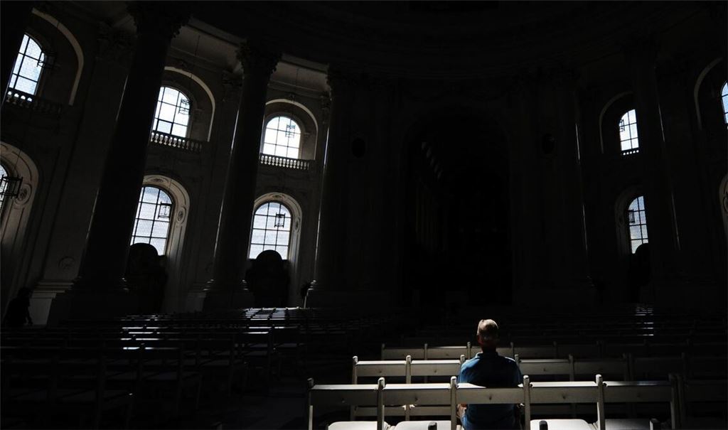 Ein Mann hält im Dom in Sankt Blasien im Schwarzwald  Andacht.