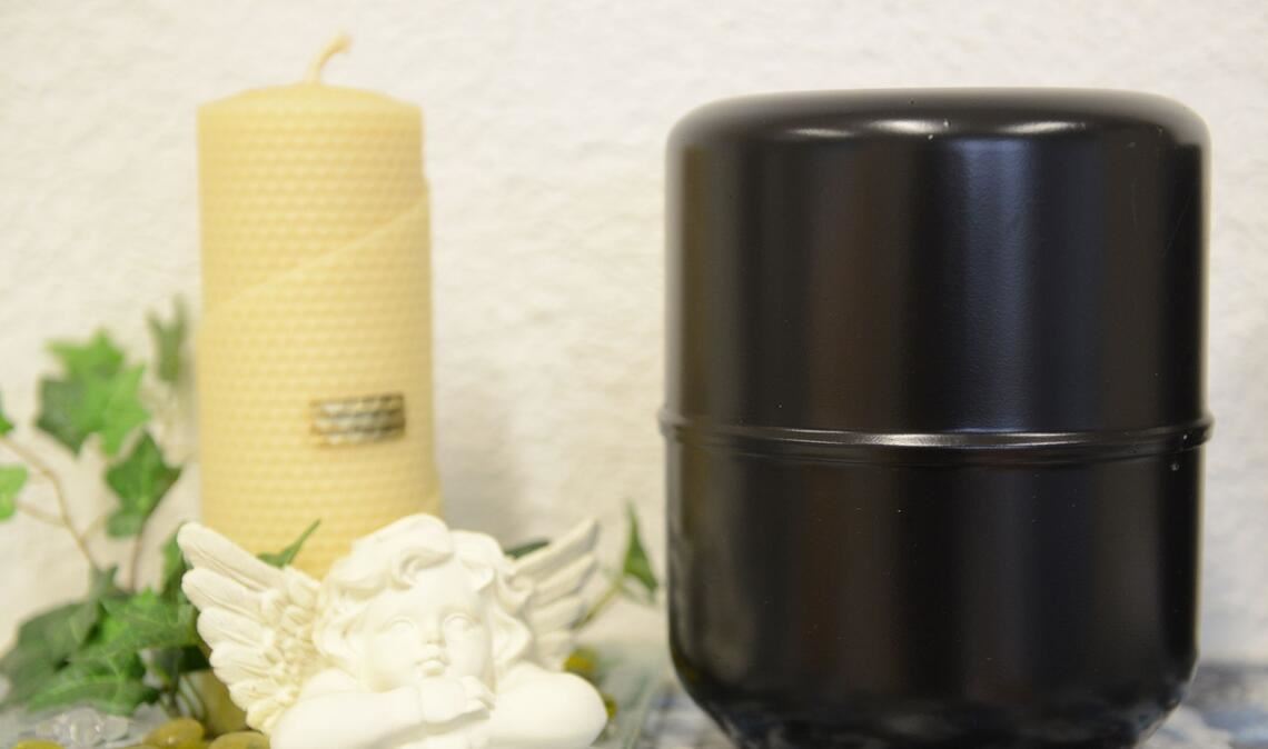 Ein Mann hat für die Rückgabe von mehr als 30 Urnen Lösegeld gefordert. (Symbolbild)