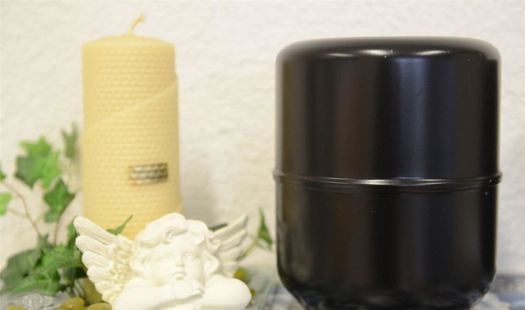 Ein Mann hat für die Rückgabe von mehr als 30 Urnen Lösegeld gefordert. (Symbolbild)