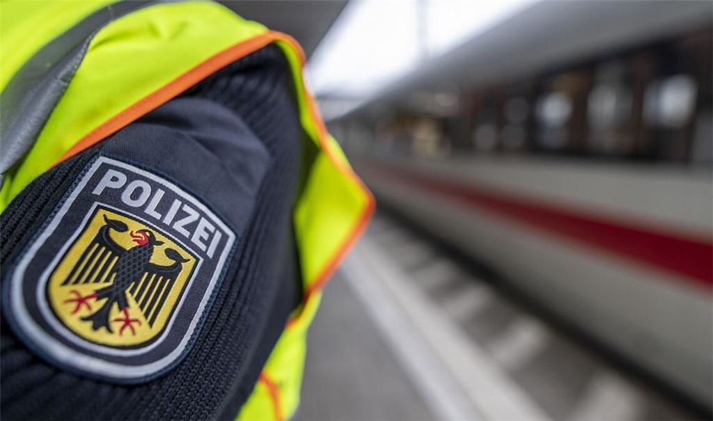 Ein Mann hat laut Bundespolizei in einem ICE mit einem Anschlag gedroht. Dabei wurden mehrere Menschen leicht verletzt, sogar sogenannte Softair-Böller sollen explodiert sein (Symbolfoto).