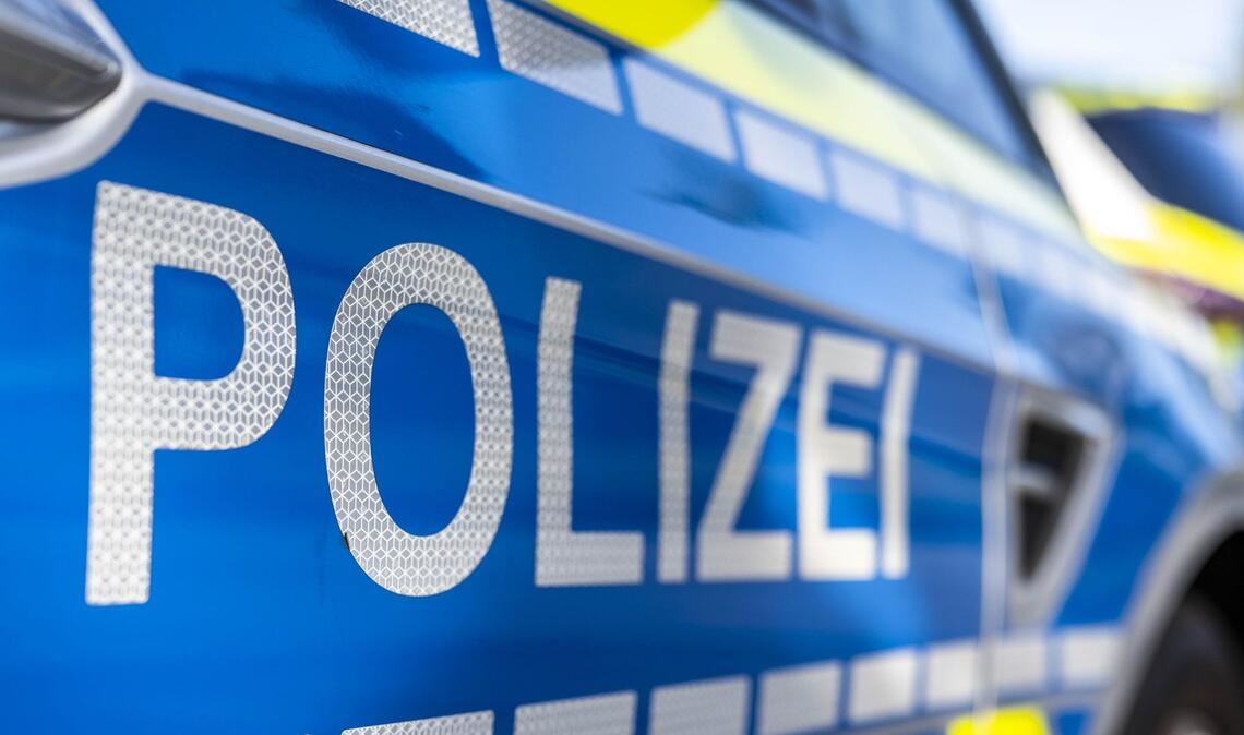 Ein Mann ist auf der Autobahn 61 bei Speyer mit seinem Auto auf einen Lastwagen aufgefahren. (Symbolbild)