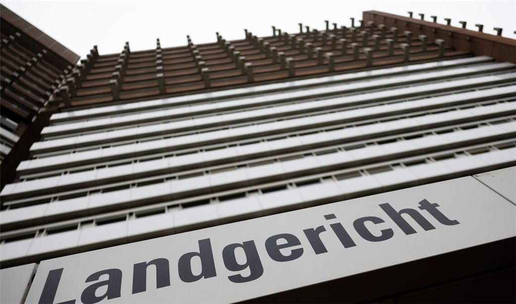 Ein Mann ist wegen Mordes an seiner Ehefrau angeklagt. (Symbolfoto)
