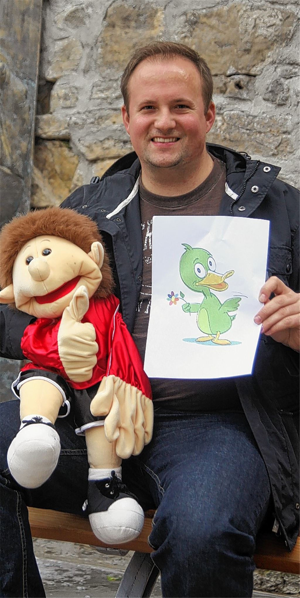 Ein Mann mit vielen Gesichtern: Sportfreunde-Pressewart Mike Feldmeier verkörpert nicht nur den Vereins-Glücksbringer Freddy, sondern auch das Gartenschaumaskottchen Enzle.