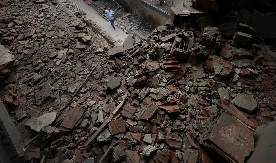 Ein Mann schaut sich die Schäden an einem Apartmentgebäude an, das bei der Bombardierung durch die Vereinigten Staaten in Venezuela zerstört wurde. US-Streitkräfte haben am Samstag Venezuela angegriffen und Staatschef Maduro gefangengenommen.