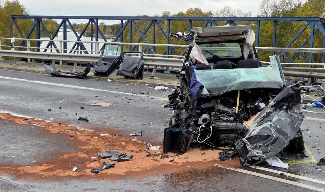 Unfall mit drei Toten im Kanal – Polizei untersucht Leichen Ein Mann schwebt nach dem Unfall weiter in Lebensgefahr, eine Frau ist schwer verletzt.