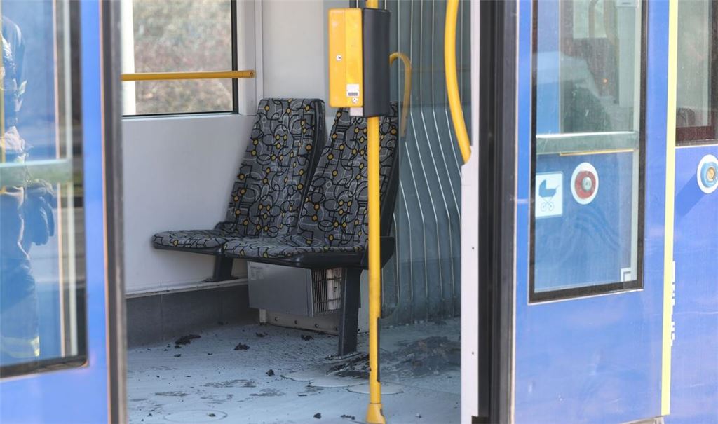 Ein Mann soll seine Ehefrau in der Straßenbahn angezündet haben. (Archivbild)