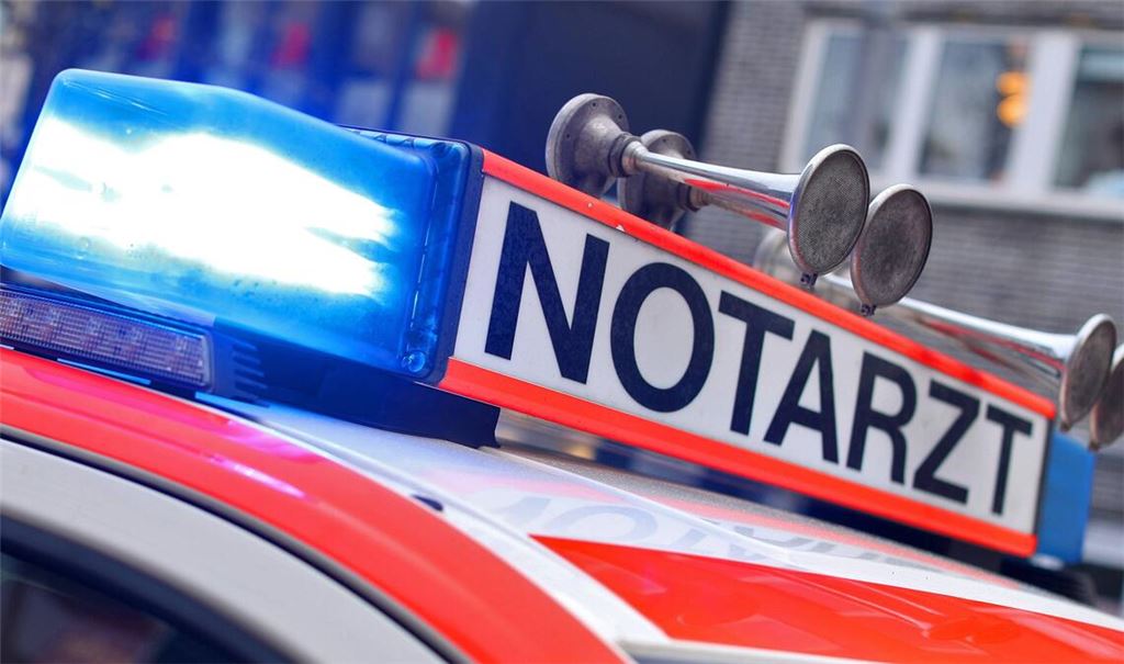 Ein Mann wurde nach dem Unfall auf der A8 mit schweren Verletzungen in eine Klinik gefahren. (Symbolbild)