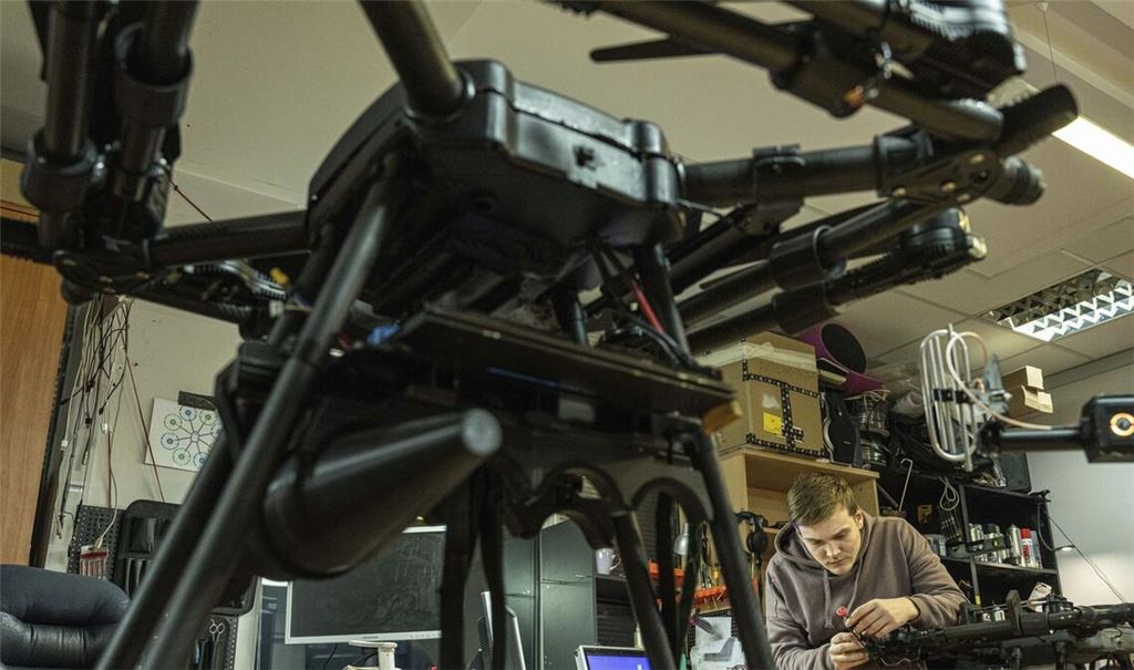 Ein Mechaniker fertigt Bauteile für eine ukrainische Kampfdrohne irgendwo in einer Fabrik im Großraum Kyiv.