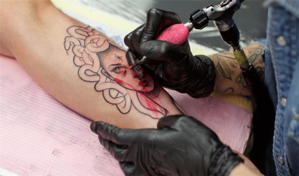 Ein Medusa-Tattoo kann vielfältige Bedeutungen haben.