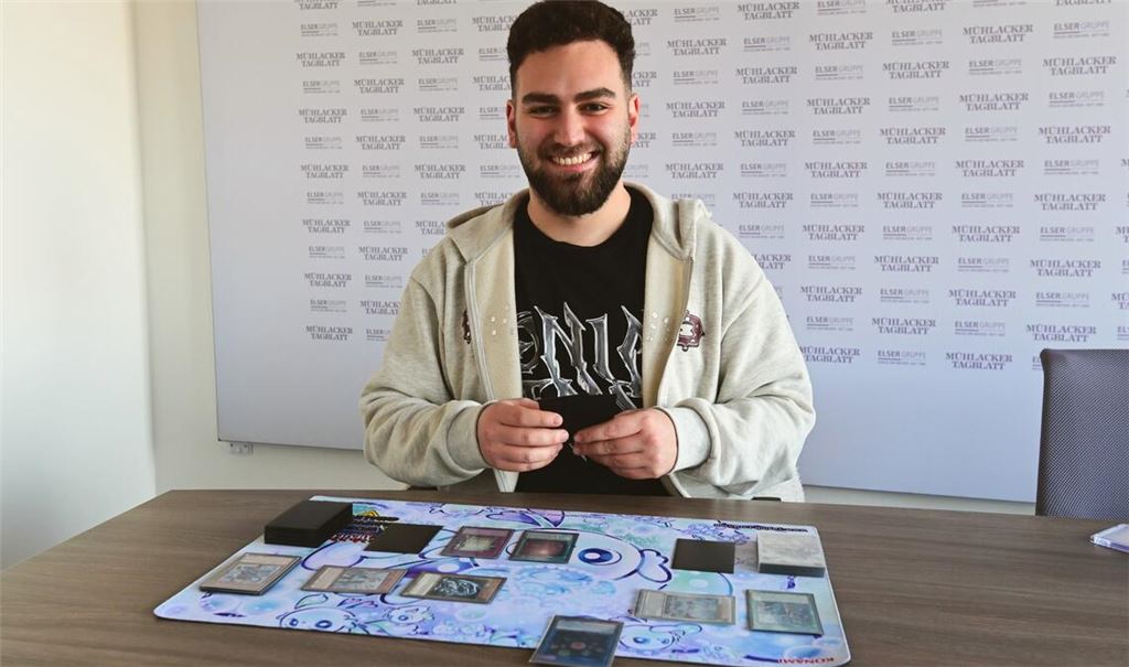 Ein Meister der japanischen Manga-Karten: Özcan Özyildiz zeigt mit seinem Deck auf dem ausgebreiteten Spielfeld, wie er bei einem Match zu Werke geht. Fotos: Schüller