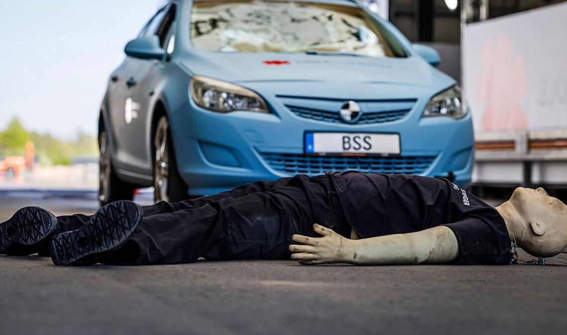Ein Mensch hätte keine Chance gehabt: Das Crashtest-Auto hatte ihn mit 40 Stundenkilometern ungebremst erfasst.