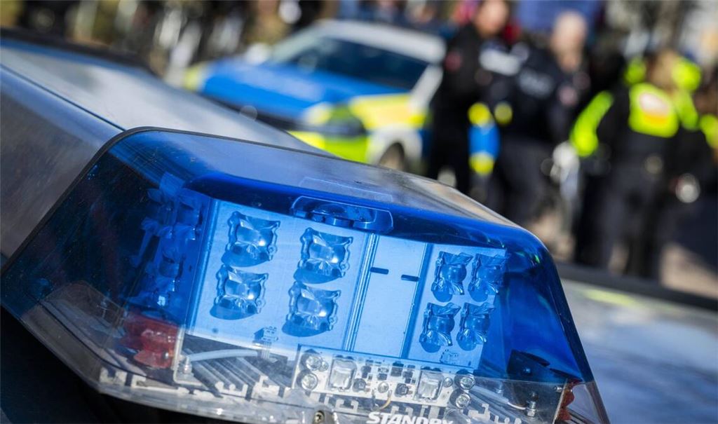 Ein Messerangreifer ist aus einem psychiatrischen Krankenhaus entwichen. Die Polizei sucht nach ihm (Symbolfoto).