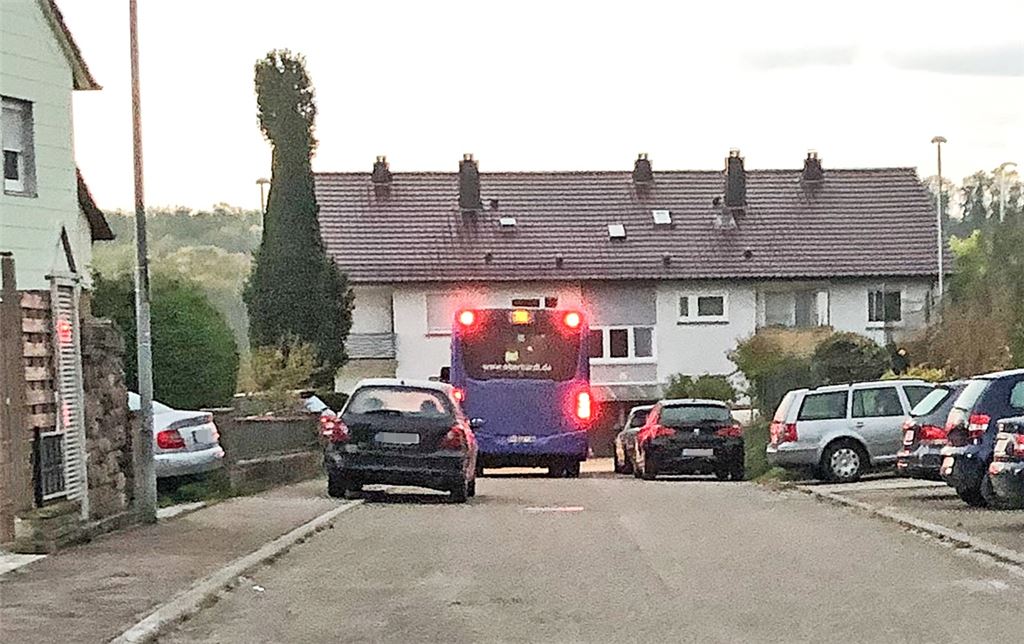 Ein Mitarbeitender der Maulbronner Stadtverwaltung macht am Dienstagmorgen dieses Foto. Der Fahrer des Linienbusses ist in der Südmährer Straße nicht richtig unterwegs und wird auf die schriftliche Info zur Umleitung angesprochen. Antwort des Fahrers: Er habe keinen Brief bekommen. Foto: Stadtverwaltung
