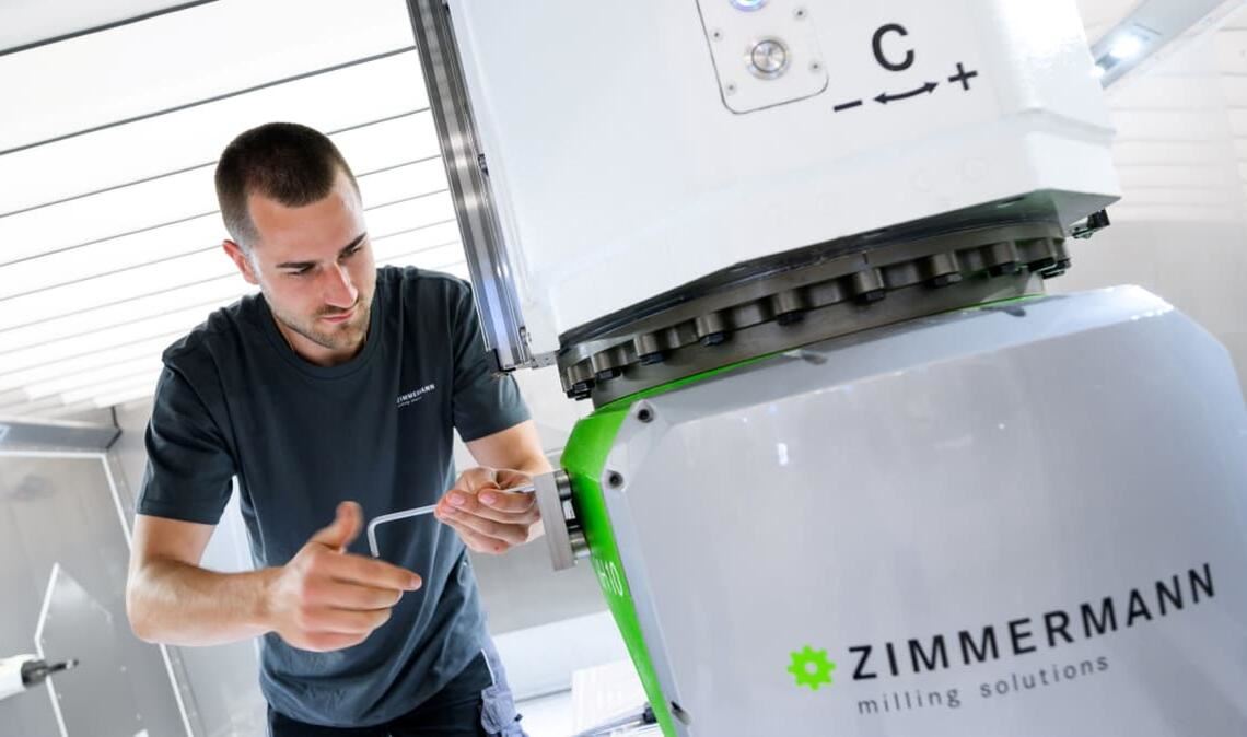 Ein Mitarbeiter der Neuhausener Firma Zimmermann montiert Fräsköpfe.
