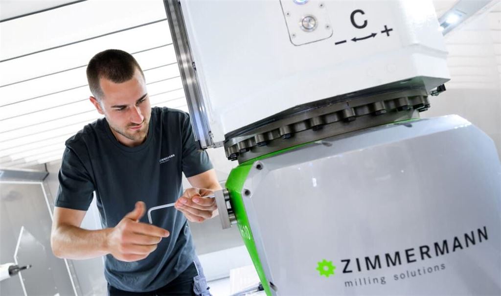 Ein Mitarbeiter der Neuhausener Firma Zimmermann montiert Fräsköpfe.