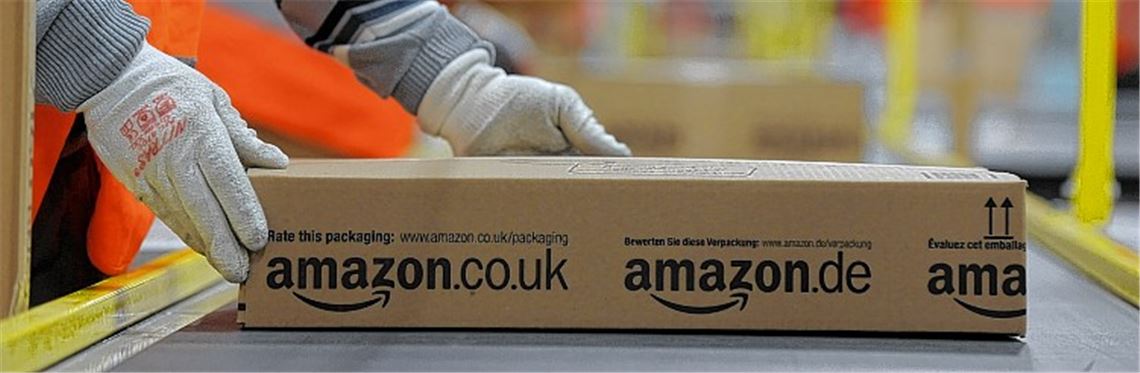 Ein Mitarbeiter der Versandabteilung des Amazon-Logistikzentrums in Pforzheim legt ein fertig verpacktes Paket auf ein Fließband. Der weltgrößte Online-Einzelhändler verdiente im Schlussquartal 2012 mit dem wichtigen Weihnachtsgeschäft unterm Strich 72 Millionen Euro und damit nur etwa halb so viel wie im Vorjahreszeitraum. Foto: Jan-Philipp Strobel/dpa