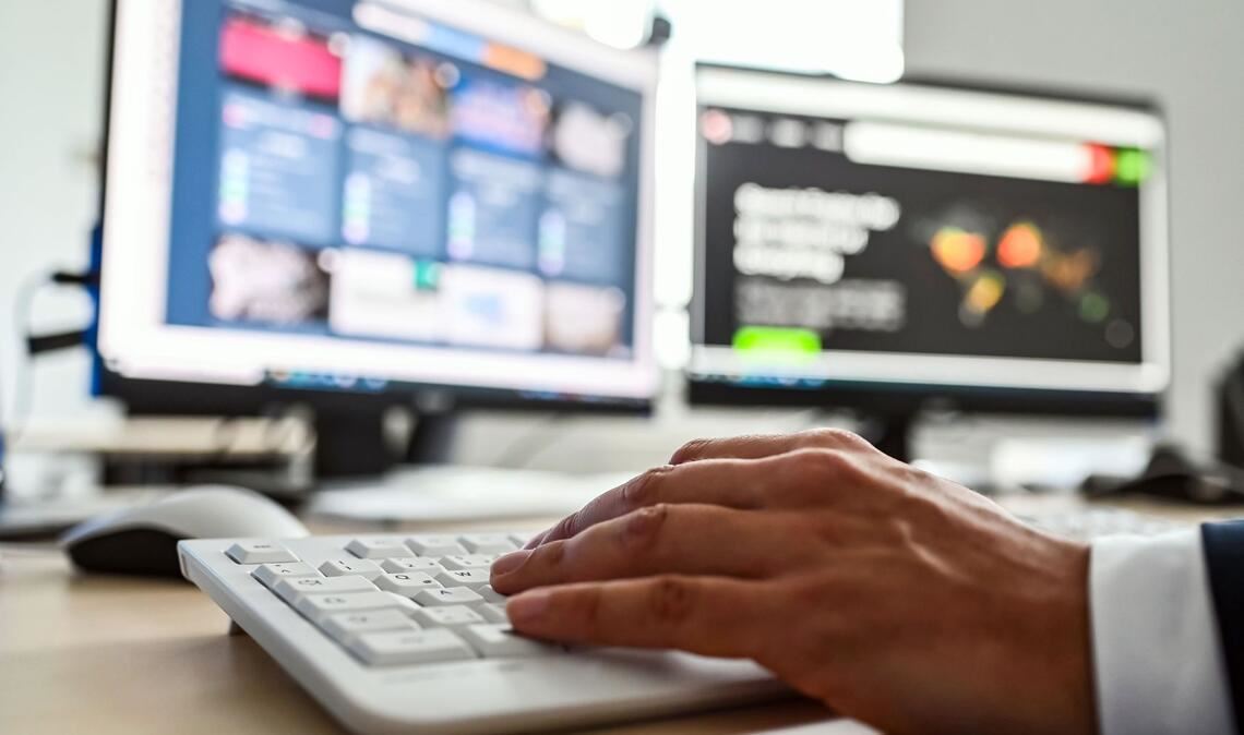 Ein Mitarbeiter des Cybercrime-Zentrums Baden-Württemberg, sitzt an seinem Arbeitsplatz. (Symbolbild)