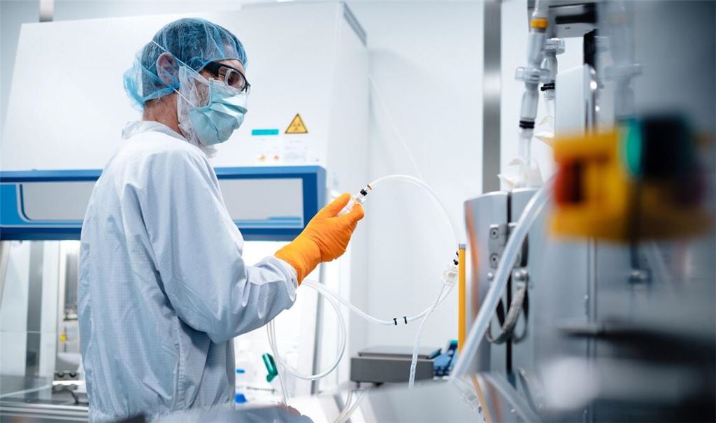 Ein Mitarbeiter des Mainzer Unternehmens Biontech arbeitet in einem Labor.