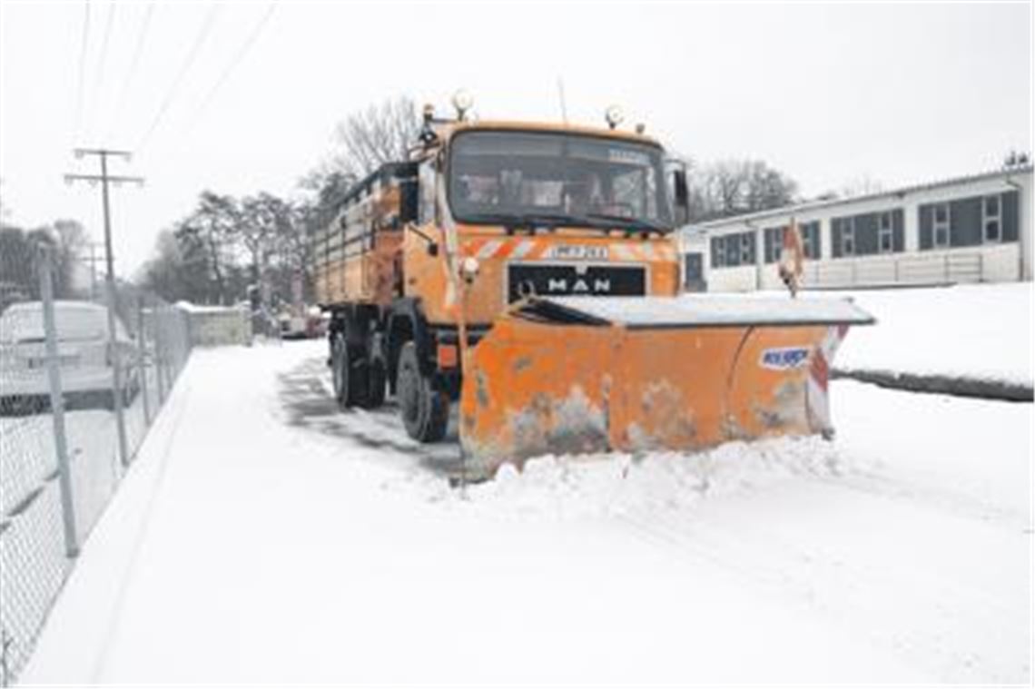 Ein Mitarbeiter des Mühlacker Bauhofs befreit einen Weg in Dürrmenz von Schnee. Die Arbeitszeit des Streu- und Räumtrupps hat mitten in der Nacht begonnen.
Foto: Sadler