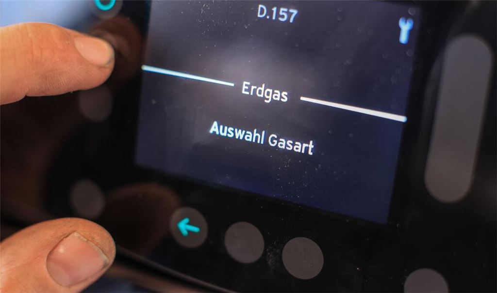 Ein Mitarbeiter einer Sanitär- und Heizungsbaufirma installiert im sächsischen  Markranstädt eine moderne Gasbrennwerttherme in einem Einfamilienhaus.