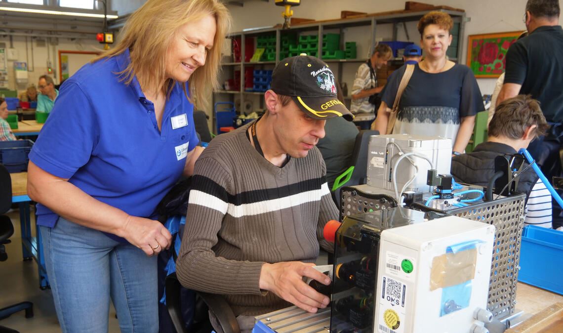 Ein Mitarbeiter kümmert sich um einen Gravitationsschutz, der später unter anderem in Schiffsmotoren verbaut wird. Fotos: Friedrich