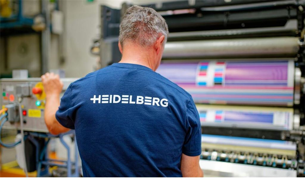 Ein Mitarbeiter steht in einer Produktionshalle von Heidelberger Druckmaschinen an einem Druckwerk.