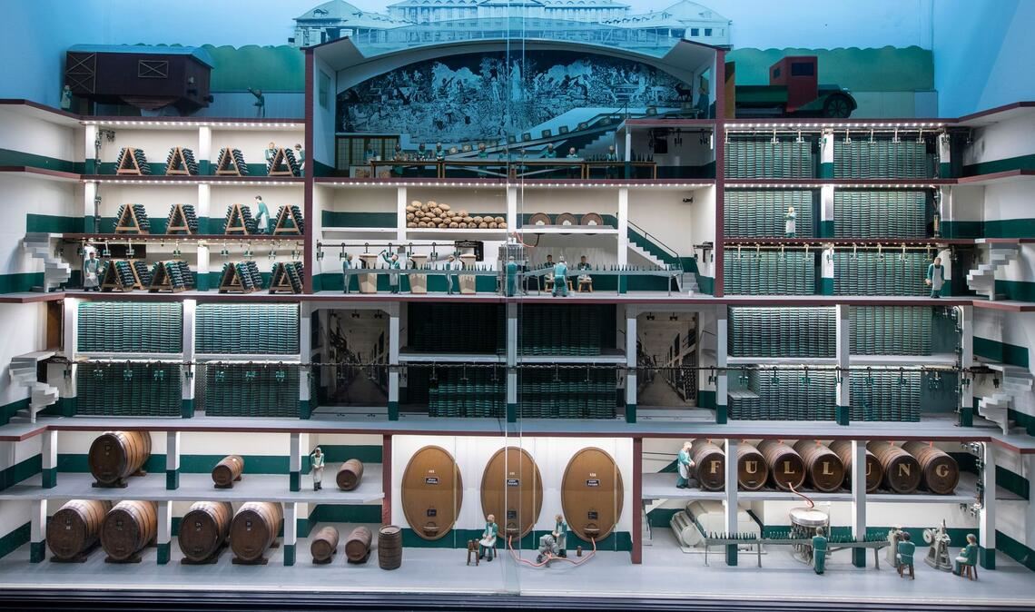 Ein Modell der Kellereiräume über dem sieben Stockwerken tiefen Weinkeller der Henkell Freixenet-Sektkellerei. (Archivbild)