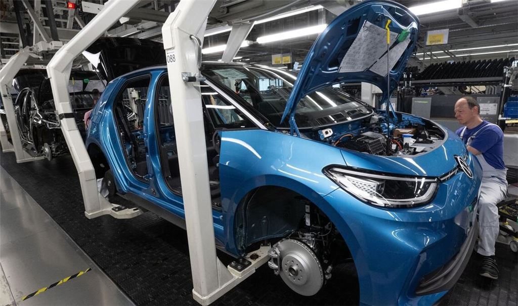 Ein Modell der neuen Generation des ID.3 wird im Werk von Volkswagen in Zwickau montiert.