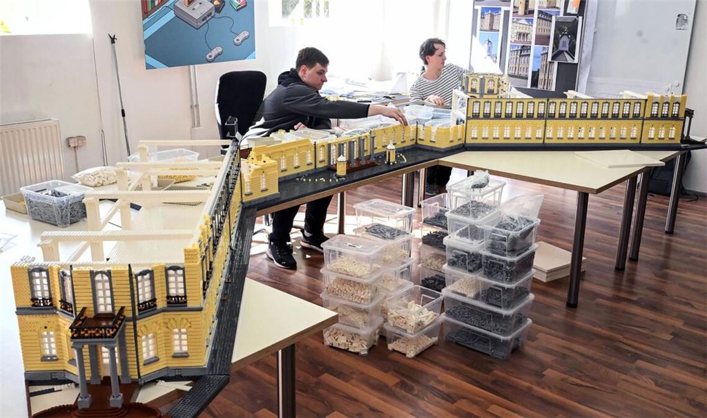 Ein Modell des Karlsruher Schloss wird derzeit im Maßstab 1:34 aus Klemmbausteinen nachgebaut.