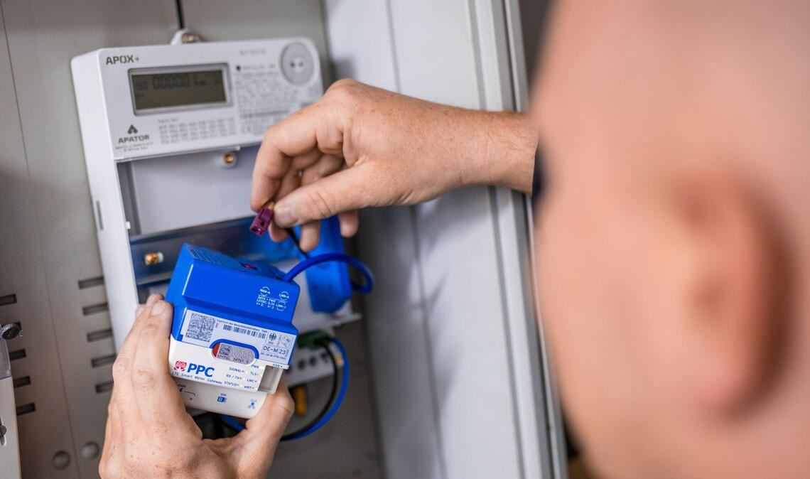 Ein Monteur der Stuttgart Netze macht aus einem digitalen Zähler ein Smart Meter, indem er ein sogenanntes Gateway einbaut – dadurch wird die Datenübertragung möglich.
