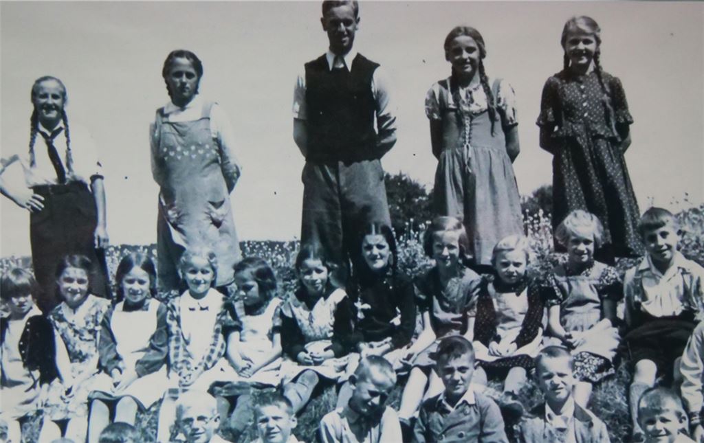 Ein Motiv aus dem Film „Man muss doch Heil Hitler sagen!“, der am Wochenende in Schmie erstmals gezeigt wird, zeigt eine Schulklasse mit Unterlehrer Pflugfelder.Fotos: Friedrich/privat