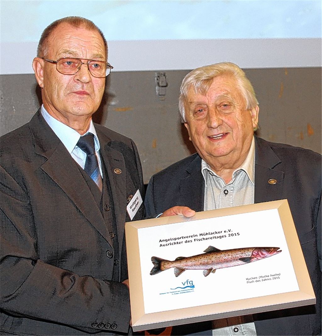 Ein Motiv des Huchen, der Fisch des Jahres, schmückt ab sofort das Mühlacker ASV-Vereinsheim – als Andenken an den Verbandstag vom Präsidenten Wolfgang Reuther (li.) an Vorsitzenden Hermann Fasching überreicht.