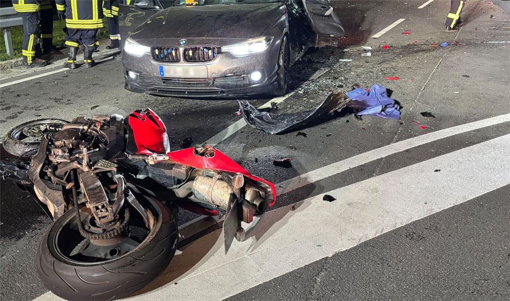Ein Motorradfahrer ist bei Marktbergel in Mittelfranken tödlich verunglückt.