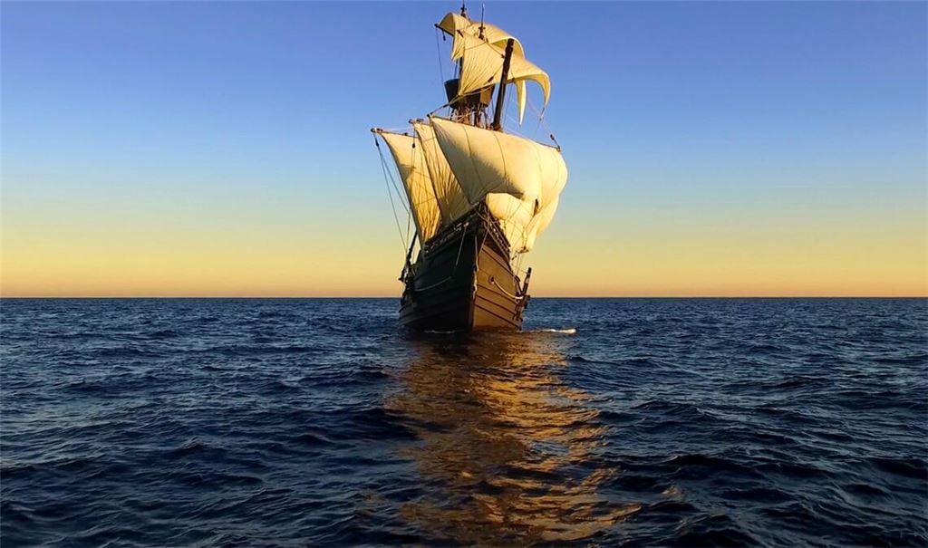 Ein Nachbau des Flaggschiffs "Victoria" des spanischen Seefahrers Ferdinand Magellan auf hoher See.