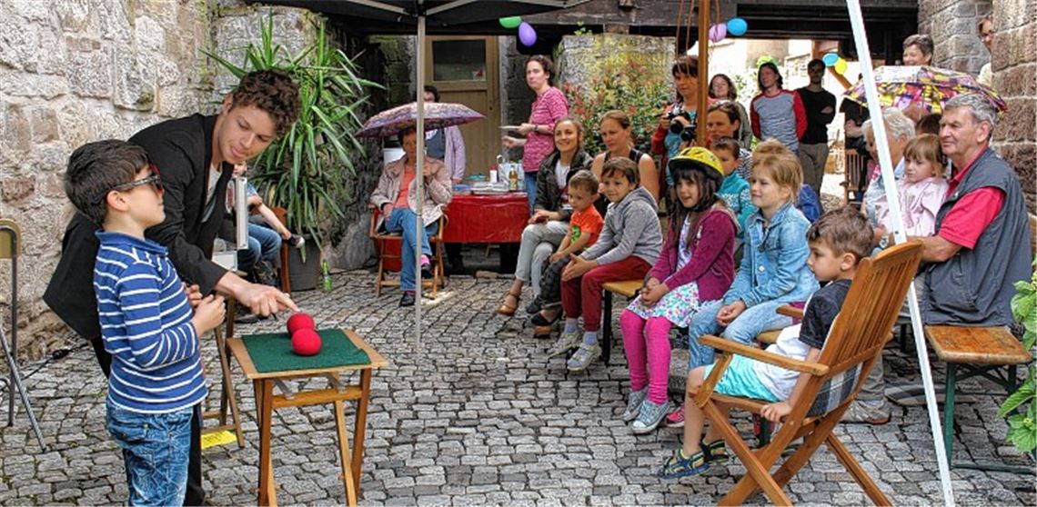 Magier verzaubert sein Publikum