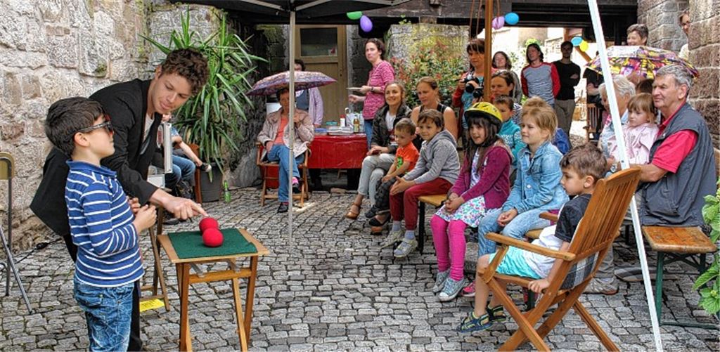 Magier verzaubert sein Publikum