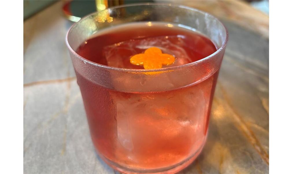 Ein Negroni mit Eiswürfel und Orangenzeste.
