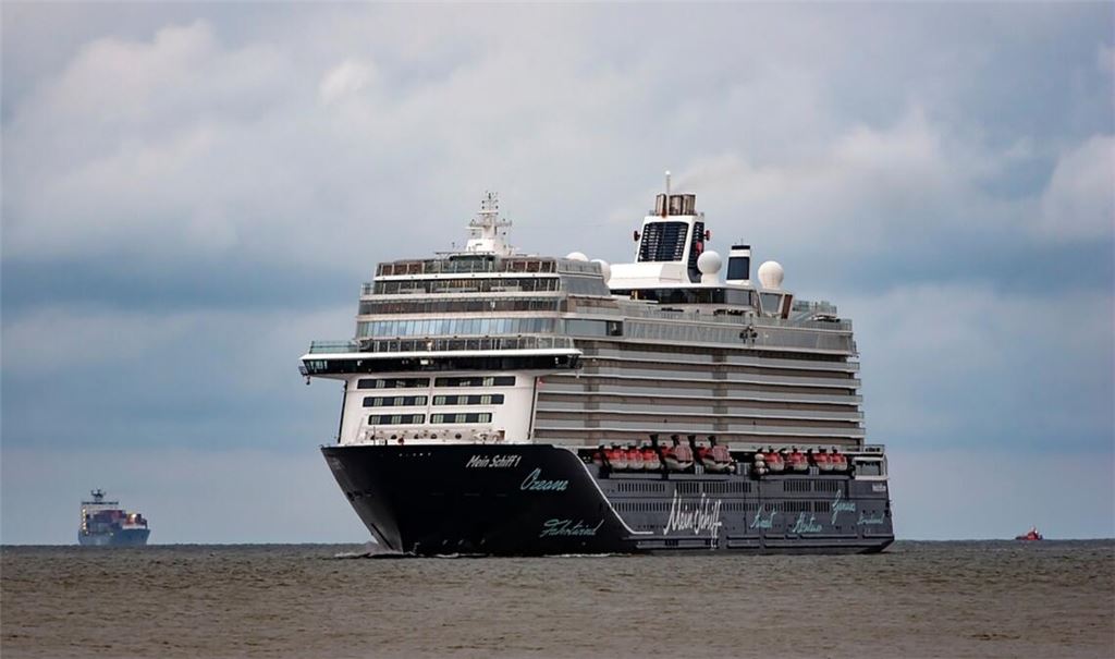 Ein Notfall an Bord der Mein Schiff 1 führte zu einer Kursänderung. Erfahren Sie, was passiert ist und welche Maßnahmen getroffen wurden.