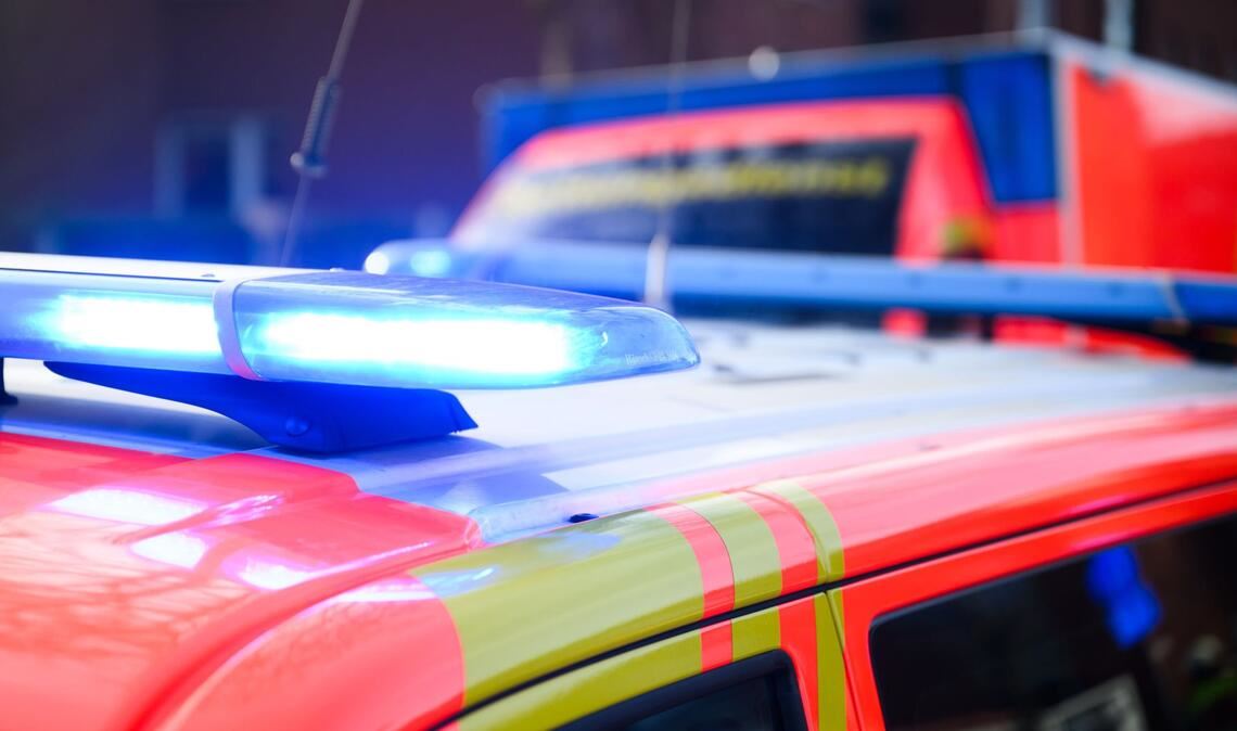 Ein  Notfallsanitäter  hat diverse Verletzungen erlitten. (Symbolbild)
