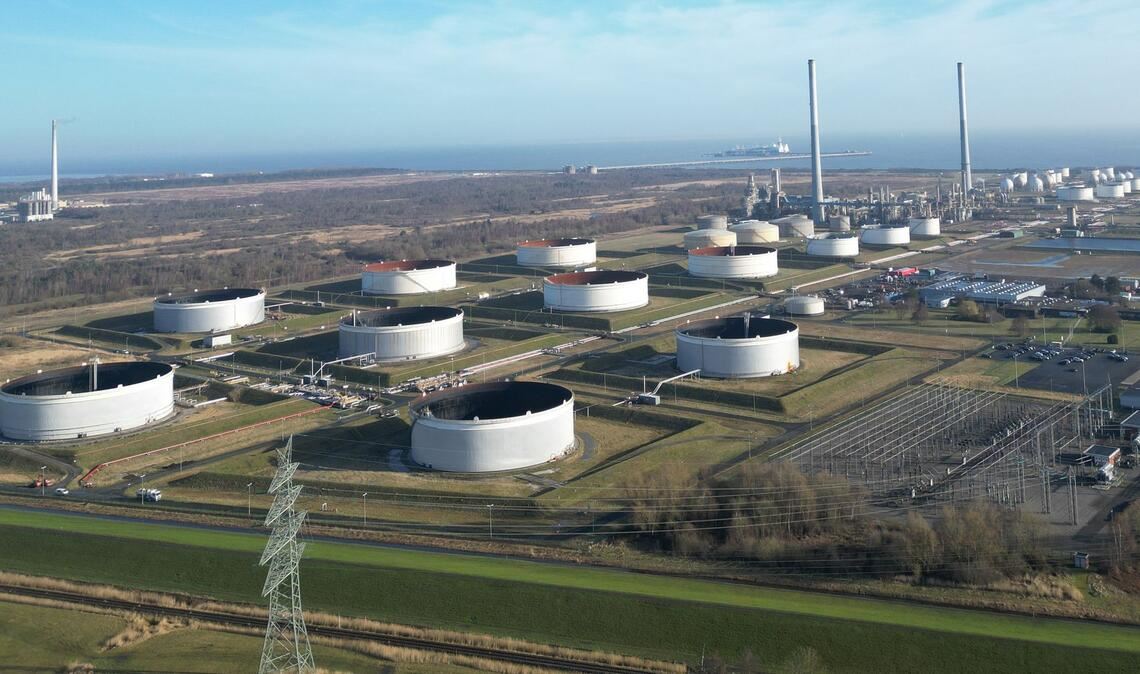 Ein Öl-Tanklager in Wilhelmshaven. Ifo-Präsident Fuest rät zu vorsichtigem Umgang mit Reserven. (Symbolbild)