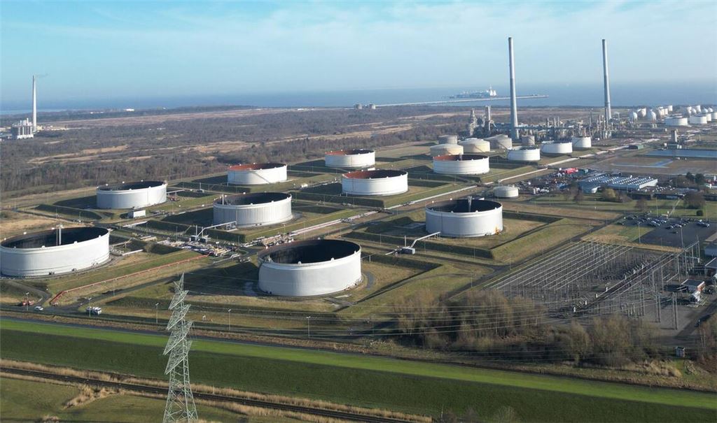 Ein Öl-Tanklager in Wilhelmshaven. Ifo-Präsident Fuest rät zu vorsichtigem Umgang mit Reserven. (Symbolbild)